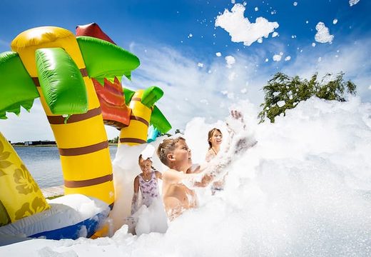 Abra o Bubble Park Hawaii com uma torneira de espuma para as crianças usarem. Encomende castelos insufláveis ​​na JB Insufláveis Portugal