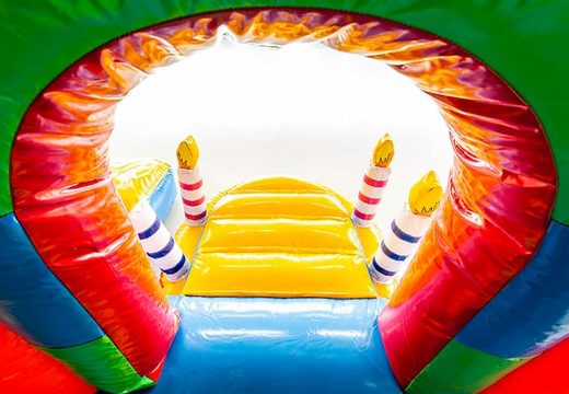 Castelo insuflável com tema de festa com um slide e objetos 3D para crianças. Compre castelos insufláveis ​​online na JB Insufláveis ​​Portugal