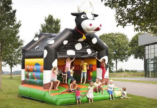 Castelo insuflável padrão à venda em cores marcantes com um grande objeto 3D de uma vaca no topo, para crianças. Compre castelos insufláveis interno online na JB Insufláveis ​​Portugal