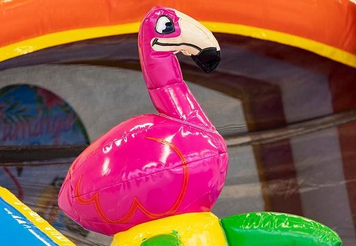 Encomende um castelo insuflável de toboágua com um objeto 3D de um grande flamingo em cima da JB Insufláveis ​​Portugal. Compre castelos insufláveis online agora na JB Insufláveis ​​Portugal