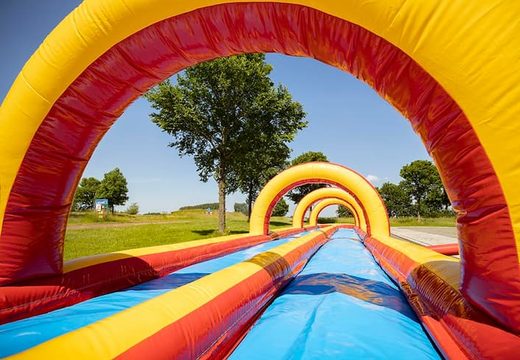 Encomende um escorregador de tubo duplo inflável de 20m perfeito para crianças. Compre escorregadores de barriga infláveis ​​agora online na JB Insuflaveis Portugal