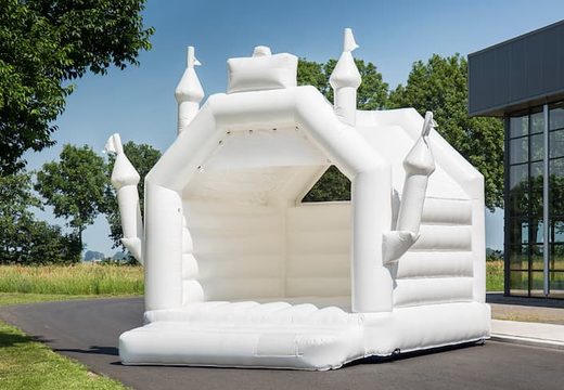 Castelo insuflável branco padrão inteiramente em um tema de casamento na forma de um castelo para crianças à venda. Encomende castelos insufláveis ​​online na JB Insufláveis ​​Portugal