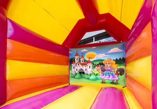Compre um castelo insuflável midi em uma combinação de cores rosa e amarelo em um tema princesa para crianças. Visite JB Insufláveis ​​Portugal online