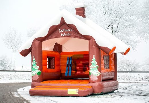 Castelo insuflável Skihut winterworld com uma chaminé 3D no topo para as crianças. Encomende castelos insufláveis ​​online na JB Insufláveis ​​Portugal