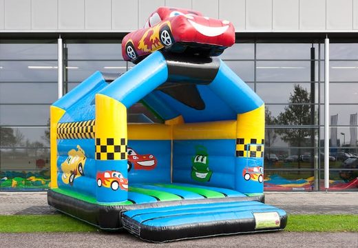 Ordene um castelo insuflável padrão exclusivo com um objeto 3D de um carro no topo para as crianças. Compre castelos insufláveis ​​online na JB Insufláveis ​​Portugal