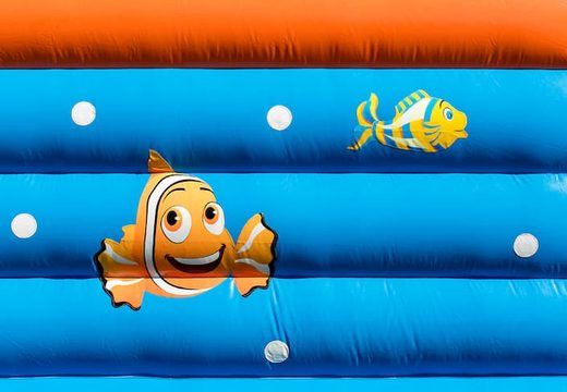 Compre um castelo insuflável de festa padrão em cores marcantes com um grande objeto de peixe-palhaço 3D em cima para as crianças. Encomende castelos insufláveis ​​online na JB Insufláveis ​​Portugal
