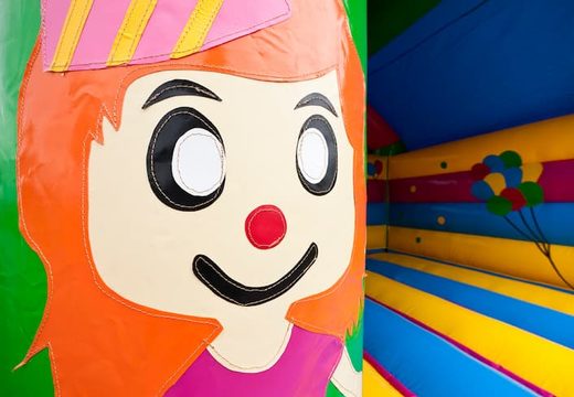 Compre um castelo insuflável de festa padrão em cores marcantes com um grande objeto 3D em cima, para crianças. Compre castelos insufláveis ​​online na JB Insufláveis ​​Portugal