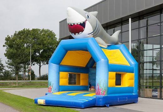 Compre um castelo insuflável padrão com um objeto 3D de um tubarão no topo, para crianças. Encomende castelos insufláveis ​​online na JB Insufláveis ​​Portugal