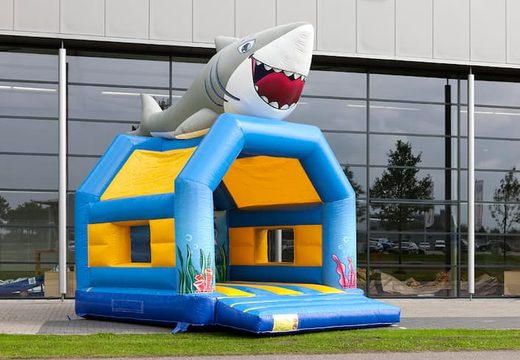 Ordene um castelo insuflável padrão exclusivo com um objeto 3D de um tubarão no topo, para crianças. Compre castelos insufláveis ​​online na JB Insufláveis ​​Portugal