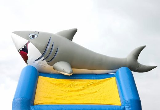 Ordene um castelo insuflável de tubarão padrão exclusivo com um objeto 3D no topo, para crianças. Compre castelos insufláveis ​​online na JB Insufláveis ​​Portugal