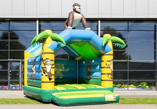 Castelo insuflável da selva padrão à venda em cores marcantes com um grande objeto 3D gorila no topo, para crianças. Compre castelos insufláveis interno online na JB Insufláveis ​​Portugal