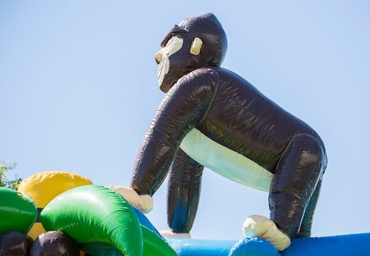 Compre um castelo insuflável da selva padrão em cores marcantes com um grande objeto 3D gorila no topo, para as crianças. Encomende castelos insufláveis ​​online na JB Insufláveis ​​Portugal