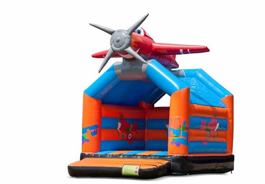 Compre um castelo insuflável de avião padrão em cores marcantes com um grande objeto 3D em cima, para crianças. Compre castelos insufláveis online na JB Insufláveis ​​Portugal