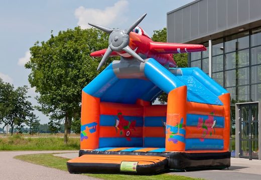 Compre um castelo insuflável de avião padrão em cores marcantes com um grande objeto 3D em cima, para crianças. Encomende castelos insufláveis ​​online na JB Insufláveis ​​Portugal