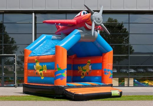 Castelo insuflável de avião padrão à venda em cores marcantes com um grande objeto 3D em cima, para crianças. Compre castelos insufláveis ​​internos online na JB Insufláveis ​​Portugal
