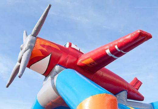 Ordene um castelo insuflável de avião padrão em cores marcantes com um grande objeto 3D em cima, para crianças. Castelos insufláveis ​​online para venda na JB Insufláveis ​​Portugal