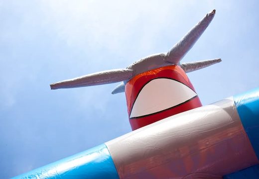 Compre um castelo insuflável de avião padrão em cores marcantes com um grande objeto 3D em cima, para crianças. Encomende castelos insufláveis ​​online na JB Insufláveis ​​Portugal