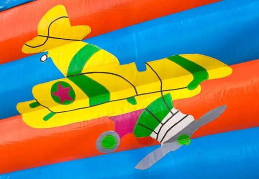 Compre um castelo insuflável padrão em cores marcantes com um grande objeto 3D em forma de avião no topo, para crianças. Encomende castelos insufláveis ​​online na JB Insufláveis ​​Portugal