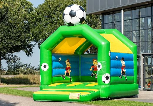 Castelo insuflável padrão à venda em cores marcantes com um grande objeto 3D em forma de bola de futebol, para crianças. Compre castelos insufláveis ​​interiores online na JB Insufláveis ​​Portugal