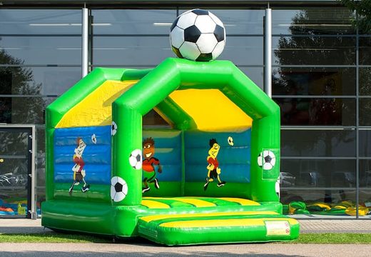 Ordene um castelo insuflável padrão em cores marcantes com um grande objeto de futebol 3D no topo, para crianças. Castelos insufláveis ​​​​à venda online na JB Insufláveis ​​Portugal
