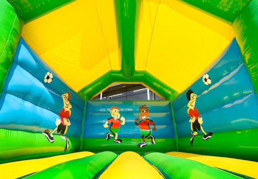 Compre um castelo insuflável padrão em cores marcantes com um grande objeto 3D de uma bola de futebol em cima, para crianças. Compre castelos ​​insufláveis  ​​online naJB Insufláveis ​​Portugal