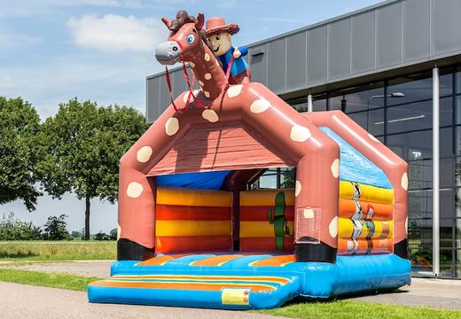 Compre um grande castelo insuflável com tema de cowboy e um telhado para as crianças. Encomende castelos insufláveis online na JB Insufláveis ​​Portugal