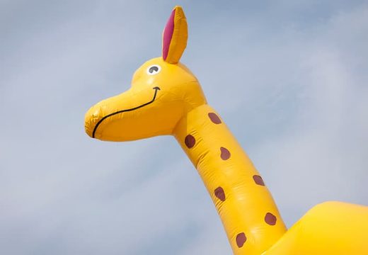 Compre um grande castelo insuflável no tema girafa com um telhado para crianças. Encomende castelos insufláveis ​​online na JB Insufláveis ​​Portugal