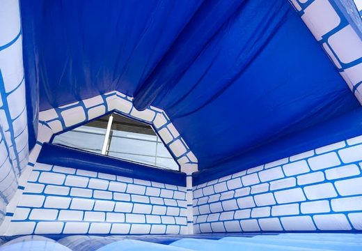 Grande castelo insuflável coberto branco azul no tema do castelo para venda, para crianças. Encomende castelos insufláveis online na JB Insufláveis ​​Portugal