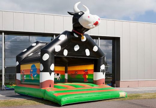 Compre um castelo insuflável com tema de vaca, e com animações alegres para crianças. Encomende castelos insufláveis online na JB Insufláveis ​​Portugal