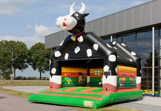Castelo super insuflável com temática de vaca e animações alegres para crianças. Encomende castelos insufláveis online na JB Insufláveis ​​Portugal