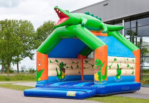 Super castelo insuflável com tema de crocodilo e teto para crianças. Compre castelos insufláveis online na JB Insufláveis ​​Portugal