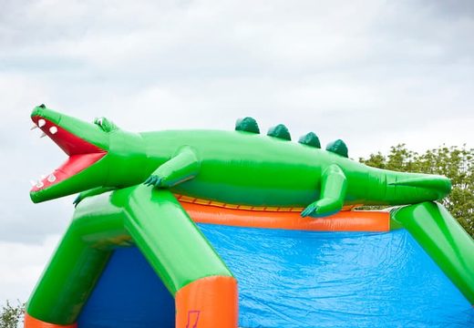 Compre um grande castelo insuflável com tema de crocodilo com um teto para crianças. Encomende castelos insufláveis online na JB Insufláveis ​​Portugal