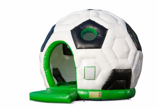Compre um grande castelo insuflável coberto com um tema de futebol para crianças. Disponível em JB Insufláveis ​​Portugal online
