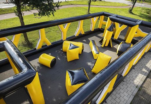 Encomende o embarque inflável amarelo de tiro com arco 8 x 16m para jovens e idosos. Compre arenas infláveis ​​online agora na JB Insuflaveis Portugal