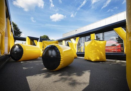 Encomende o embarque inflável amarelo exclusivo de tiro com arco 8 x 16m para jovens e idosos. Compre arenas infláveis ​​online agora na JB Insuflaveis Portugal