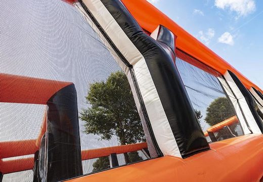 Compre um grande inflável laranja Archery Boarding 10 x 20m para jovens e idosos. Encomende o embarque inflável agora online na JB Insuflaveis Portugal