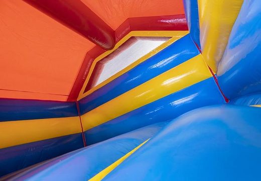 Encomende um castelo inflável inflável com escorregador em um tema de montanha-russa para crianças