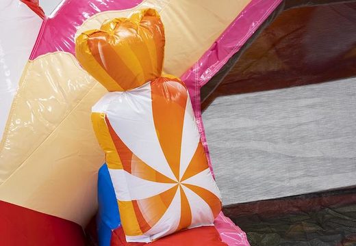 Escorregador inflável com tema de doces com doces 3d nele para venda para crianças