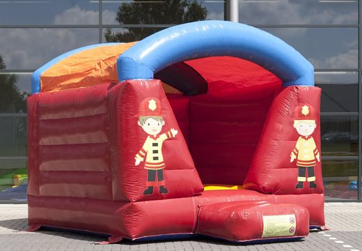 Encomende um castelo inflável inflável coberto de vermelho com um tema de bombeiros para crianças