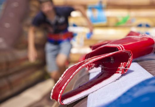 Professionele Bungeerun springkussen spel bestellen voor zeskamp dorpsfeest actie in thema piraat voor kids bij JB Inflatables