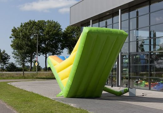 Opblaasbare kantelmuur luchtkussen spel zeskamp attractie kopen in kleuren voor kids bij JB Inflatables