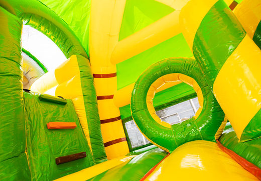 Compre o grande castelo inflável multiplay inflável com slide no tema da selva para crianças