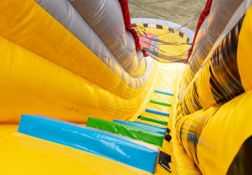 Grande escorregador duplo inflável em vermelho e amarelo para as crianças brincarem à venda