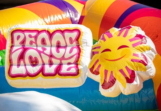 Encomende o castelo inflável multiplay super inflável no tema hippie com muitas cores para crianças
