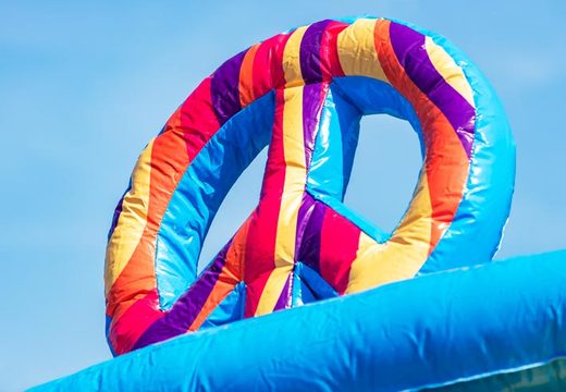 Castelo inflável coberto com slide no tema hippie com muitas cores para venda