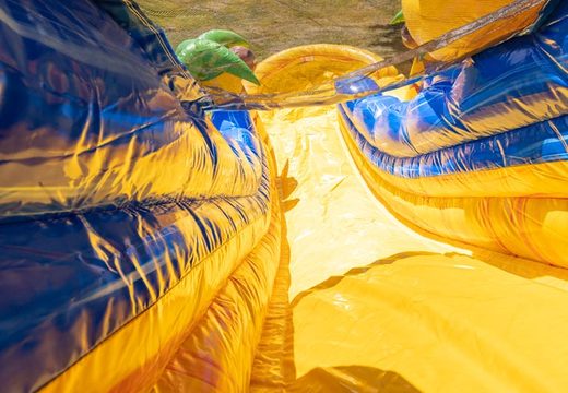 Grande toboágua inflável no tema caribe com muitas cores e compre 3 objetos para crianças