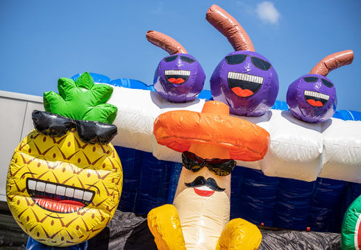 Grande toboágua inflável no tema caribe com muitas cores e 3 objetos para crianças
