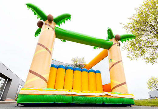 Encomende uma grande pista de obstáculos com tema de selva na JB Inflatables