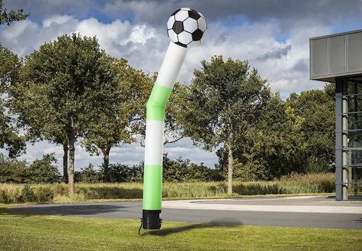Compre online o skytube de 6m com bola 3D em verde branco na JB Insuflaveis Portugal. Todos os skytubes insufláveis ​​de ar padrão são entregues super rápido