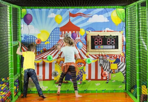 Compre uma parede interativa com um local com tema circense na frente de um playground no Jb